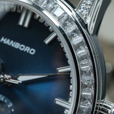 Cận cảnh mặt đồng hồ HANBORO Nữ 8036L – chi tiết tinh xảo, kim chỉ thanh mảnh, phù hợp với phong cách hiện đại.